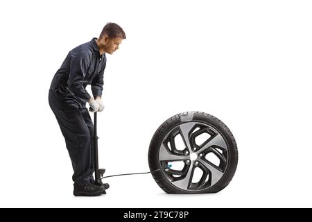 Mécanicien automobile utilisant une pompe manuelle pour un pneu crevé isolé sur fond blanc Banque D'Images