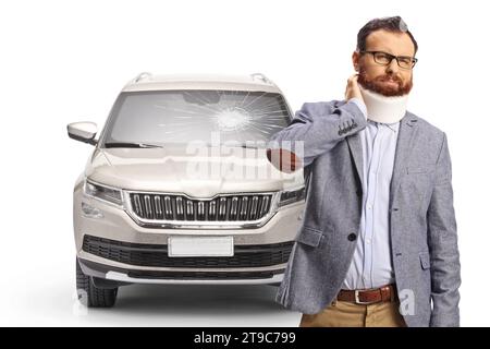 Homme barbu avec un collier cervical après un accident de voiture isolé sur fond blanc Banque D'Images