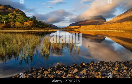 Liathach se reflétait dans le Loch clair Banque D'Images