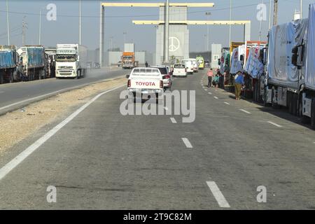 Rafah, Égypte. 24 novembre 2023. L'illustration montre des camions qui attendent à Rafah, en Égypte, à la frontière avec la bande de Gaza, le vendredi 24 novembre 2023, pour une visite des premiers ministres belge et espagnol (présidence entrante et sortante de l'Europe). Les deux chefs de gouvernement se sont rendus hier en Israël et en Palestine, pour s’entretenir avec des dirigeants politiques sur la guerre à Gaza. En Egypte, Sanchez et de Croo rencontreront le président égyptien et visiteront le poste frontalier de la bande de Gaza à Rafah. BELGA PHOTO NICOLAS MAETERLINCK - ESPAGNE SORTIE - crédit : Belga News Agency/Alamy Live News Banque D'Images