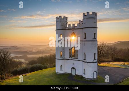 Soleil levant à travers Haldon Belvedere (Lawrence Castle), Devon, Angleterre. Hiver (mars) 2021. Banque D'Images