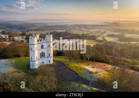 Image aérienne tôt le matin de Haldon Belvedere (Lawrence Castle), Devon, Angleterre. Hiver (mars) 2021. Banque D'Images