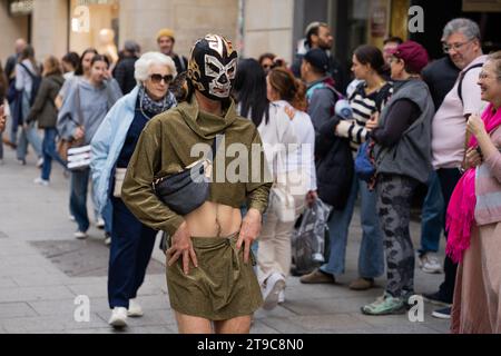 Barcelone, Barcelone, Espagne. 24 novembre 2023. Un groupe de militants capitalistes se produit et donne des vêtements dans le centre de Barcelone en plein Vendredi fou. L’action est une protestation contre les grandes marques commerciales de mode rapide telles que Zara, Shein et H&M, qui produisent deux fois plus de vêtements qu’il y a vingt ans grâce à des processus qui contaminent et exploitent les gens. (Image de crédit : © Marc Asensio Clupes/ZUMA Press Wire) USAGE ÉDITORIAL SEULEMENT! Non destiné à UN USAGE commercial ! Banque D'Images