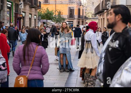 Barcelone, Barcelone, Espagne. 24 novembre 2023. Un groupe de militants capitalistes se produit et donne des vêtements dans le centre de Barcelone en plein Vendredi fou. L’action est une protestation contre les grandes marques commerciales de mode rapide telles que Zara, Shein et H&M, qui produisent deux fois plus de vêtements qu’il y a vingt ans grâce à des processus qui contaminent et exploitent les gens. (Image de crédit : © Marc Asensio Clupes/ZUMA Press Wire) USAGE ÉDITORIAL SEULEMENT! Non destiné à UN USAGE commercial ! Banque D'Images