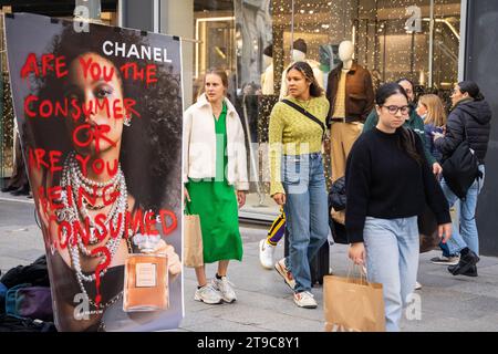 Barcelone, Barcelone, Espagne. 24 novembre 2023. Un groupe de militants capitalistes se produit et donne des vêtements dans le centre de Barcelone en plein Vendredi fou. L’action est une protestation contre les grandes marques commerciales de mode rapide telles que Zara, Shein et H&M, qui produisent deux fois plus de vêtements qu’il y a vingt ans grâce à des processus qui contaminent et exploitent les gens. (Image de crédit : © Marc Asensio Clupes/ZUMA Press Wire) USAGE ÉDITORIAL SEULEMENT! Non destiné à UN USAGE commercial ! Banque D'Images