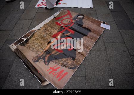 Barcelone, Barcelone, Espagne. 24 novembre 2023. Un groupe de militants capitalistes se produit et donne des vêtements dans le centre de Barcelone en plein Vendredi fou. L’action est une protestation contre les grandes marques commerciales de mode rapide telles que Zara, Shein et H&M, qui produisent deux fois plus de vêtements qu’il y a vingt ans grâce à des processus qui contaminent et exploitent les gens. (Image de crédit : © Marc Asensio Clupes/ZUMA Press Wire) USAGE ÉDITORIAL SEULEMENT! Non destiné à UN USAGE commercial ! Banque D'Images