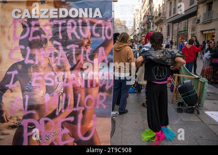 Barcelone, Barcelone, Espagne. 24 novembre 2023. Un groupe de militants capitalistes se produit et donne des vêtements dans le centre de Barcelone en plein Vendredi fou. L’action est une protestation contre les grandes marques commerciales de mode rapide telles que Zara, Shein et H&M, qui produisent deux fois plus de vêtements qu’il y a vingt ans grâce à des processus qui contaminent et exploitent les gens. (Image de crédit : © Marc Asensio Clupes/ZUMA Press Wire) USAGE ÉDITORIAL SEULEMENT! Non destiné à UN USAGE commercial ! Banque D'Images