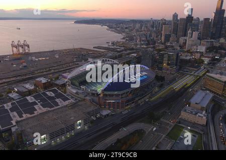 Une vue aérienne générale du Lumen Field, jeudi 26 octobre 2023, à Seattle. Banque D'Images