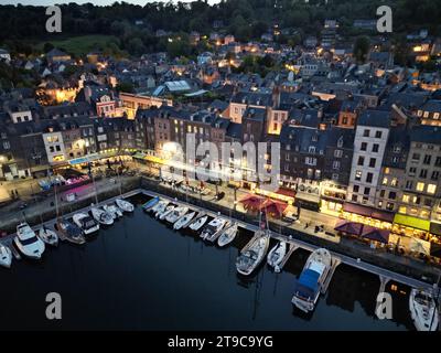 Antenne drone nocturne du vieux port Honfleur France Banque D'Images