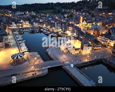 Vieux port vu au crépuscule Honfleur France drone aérien Banque D'Images