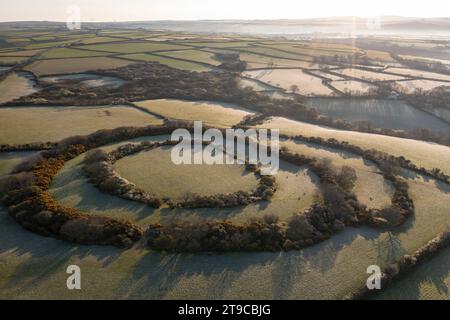 Vue aérienne de Tregeare Rounds Iron Age Hillfort près de Pendoggett dans le nord des Cornouailles, Angleterre. Printemps (avril) 2021. Banque D'Images