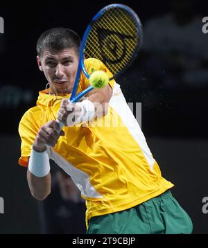 L'australien Alexei Popyrin en action lors du match de demi-finale de la coupe Davis 2023 au Palacio de Deportes Jose Maria Martin Carpena à Malaga, Espagne. Date de la photo : Vendredi 24 novembre 2023. Banque D'Images