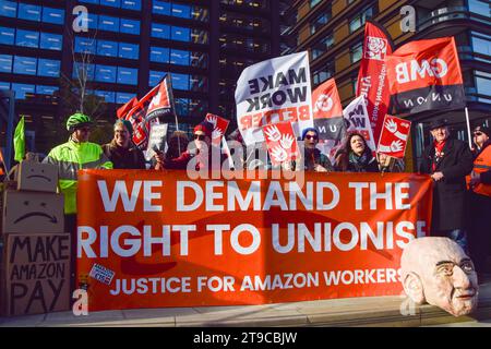 Londres, Royaume-Uni. 24 novembre 2023. Les travailleurs d'Amazon et le syndicat GMB organisent une manifestation du Black Friday contre les salaires devant les bureaux d'Amazon à Londres. Crédit : Vuk Valcic/Alamy Live News Banque D'Images