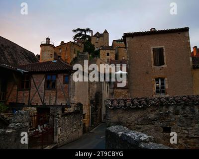 Vue sur Puy l'Eveque, village médiéval dans le département du Lot, Occitanie, France dans la lumière du soir Banque D'Images