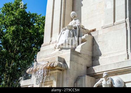 MADRID, ESPAGNE - 8 JUILLET 2023 : côté nord-est du monument Cervantes sur la place d'Espagne à Madrid, Espagne le 8 juillet 2023 Banque D'Images