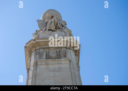 MADRID, ESPAGNE - 8 JUILLET 2023 : côté nord-est du monument Cervantes sur la place d'Espagne à Madrid, Espagne le 8 juillet 2023 Banque D'Images