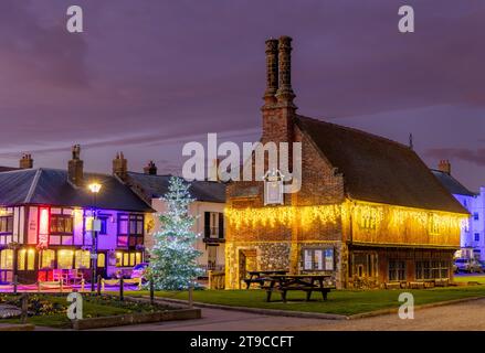 Le Moot Hall / Musée d'Aldeburgh la nuit décoré avec des lumières de Noël, avec la maison publique Mill Inn en arrière-plan. Aldeburgh, Suffolk. ROYAUME-UNI Banque D'Images