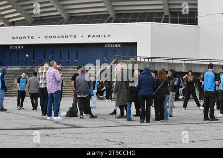 East Rutherford, États-Unis. 24 novembre 2023. Travailleurs et clients vus évacués. American Dream Mall évacué en raison d'une alerte à la bombe le Black Friday à East Rutherford, New Jersey. L'alerte à la bombe a forcé les évacuations et la fermeture temporaire de l'American Dream Mall le Black Friday. De nombreux services de police ont répondu et ont déterminé que le centre commercial était sûr. Crédit : SOPA Images Limited/Alamy Live News Banque D'Images