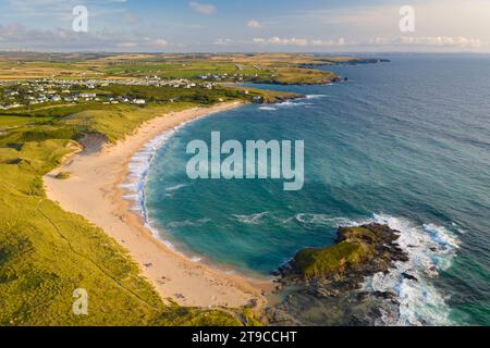 Vue aérienne de Constantine Bay dans le nord de Cornwall par une soirée d'été ensoleillée, Cornwall, Angleterre. Été (août) 2021. Banque D'Images