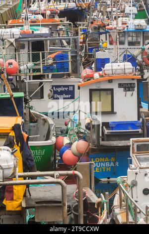 Bateaux de pêche dans le port de Dunbar, Écosse, Royaume-Uni Banque D'Images