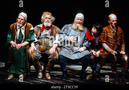 de gauche à droite : Robert Eddison, Joss Ackland (Sir John Falstaff), David Lloyd Meredith, Dexter Fletcher (Francis), John Rogan (Bardolph) in HENRY IV part 2 de Shakespeare à la Royal Shakespeare Company (RSC), Barbican Theatre, Londres EC2 07/05/1982 musique : Guy Woolfenden design : John Napier éclairage : David Hersey combats : Malcolm Ranson réalisateur : Trevor Nunn Banque D'Images