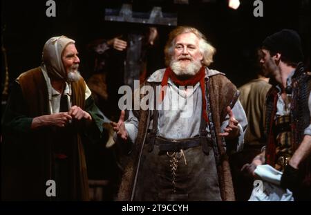 Joss Ackland (Sir John Falstaff) dans HENRY IV partie 2 de Shakespeare à la Royal Shakespeare Company (RSC), Barbican Theatre, Londres EC2 07/05/1982 musique : Guy Woolfenden design : John Napier éclairage : David Hersey combats : Malcolm Ranson réalisateur : Trevor Nunn Banque D'Images