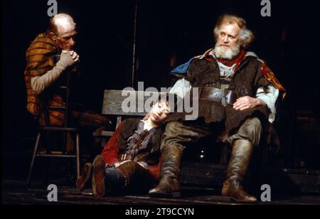 de gauche à droite : John Rogan (Bardolph), Dexter Fletcher (Francis), Joss Ackland (Sir John Falstaff) in HENRY IV part 2 de Shakespeare à la Royal Shakespeare Company (RSC), Barbican Theatre, Londres EC2 07/05/1982 musique : Guy Woolfenden design : John Napier éclairage : David Hersey combats : Malcolm Ranson réalisateur : Trevor Nunn Banque D'Images