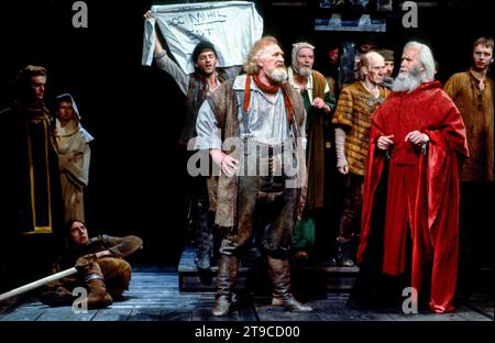 Centre, devant : Joss Ackland (Sir John Falstaff), Griffith Jones (Lord Chief Justice) arrière, de gauche à droite : Mike Gwilym (Ancient Pistol), Robert Eddison, John Rogan (Bardolph) dans HENRY IV partie 2 de Shakespeare à la Royal Shakespeare Company (RSC), Barbican Theatre, Londres EC2 07/05/1982 musique : Guy Woolfenden design : John Napier éclairage: David Hersey combat : Malcolm Ranson réalisateur : Trevor Nunn Banque D'Images