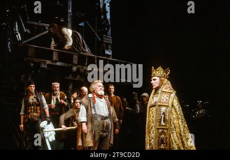 Le couronnement de Henry V, Hal rejette Falstaff : Joss Ackland (Sir John Falstaff), Gerard Murphy (Henry, Prince de Galles / Roi Henry V) dans HENRY IV partie 2 par Shakespeare à la Royal Shakespeare Company (RSC), Barbican Theatre, Londres EC2 07/05/1982 musique : Guy Woolfenden design : John Napier éclairage: David Hersey combat : Malcolm Ranson réalisateur : Trevor Nunn Banque D'Images