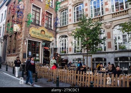 Europe, Belgique, Bruxelles, œuvres d'art, façades d'art, bicyclettes colorées pulvérisées montées sur une façade de maison en briques Banque D'Images