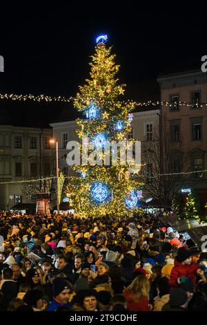 Brno, République tchèque. 24 novembre 2023. La cérémonie d'éclairage de l'arbre de Noël a eu lieu à Brno, en République tchèque, le 24 novembre 2023. Crédit : Patrik Uhlir/CTK photo/Alamy Live News Banque D'Images