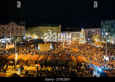 Brno, République tchèque. 24 novembre 2023. La cérémonie d'éclairage de l'arbre de Noël a eu lieu à Brno, en République tchèque, le 24 novembre 2023. Crédit : Patrik Uhlir/CTK photo/Alamy Live News Banque D'Images
