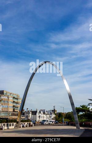Le Step Short Memorial Arch sur le Leas à Folkestone Kent Angleterre UK une arche en acier pour commémorer les soldats qui ont servi pendant la première Guerre mondiale. Banque D'Images