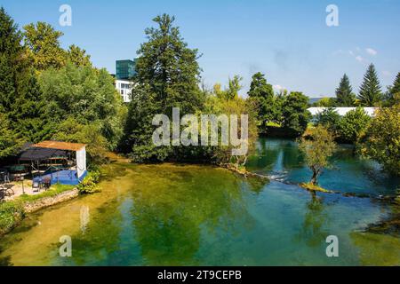 Un bar riverain sur la rivière una qui traverse le centre de Bihac dans le canton d'una-Sana, Bosnie-Herzégovine. Vue depuis le pont Alije Izetbegovica Banque D'Images