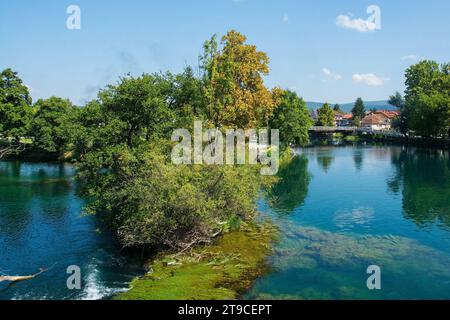 La rivière una traverse le centre de Bihac dans le canton d'una-Sana, Fédération de Bosnie-Herzégovine. Vue depuis la plupart du pont Alije Izetbegovica. Banque D'Images