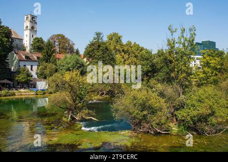 La rivière una traverse le centre de Bihac dans le canton d'una-Sana, en Bosnie-Herzégovine. Tour du capitaine et église Saint Antoine de Padoue à gauche Banque D'Images