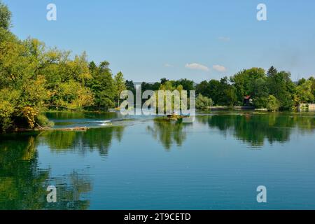 La rivière una traverse le centre de Bihac dans le canton d'una-Sana, Fédération de Bosnie-Herzégovine. Vue depuis le pont Smaragdni Most Banque D'Images