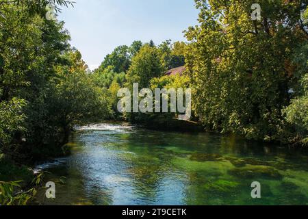 La rivière una traverse le centre de Bihac dans le canton d'una-Sana, Fédération de Bosnie-Herzégovine Banque D'Images