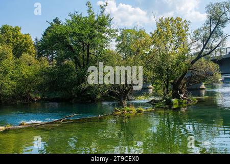 La rivière una traverse le centre de Bihac dans le canton d'una-Sana, Fédération de Bosnie-Herzégovine. Le pont Alije Izetbegovica se trouve à droite Banque D'Images