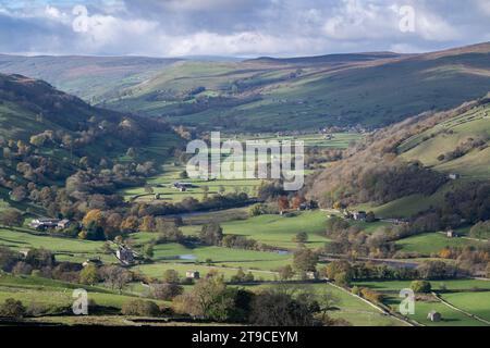 Regarder Swaledale vers Gunnerside depuis le haut de Low Row sur High Lane. Parc national des Yorkshire Dales, Royaume-Uni. Banque D'Images