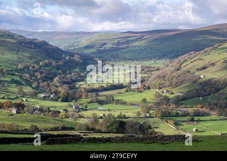 Regarder Swaledale vers Gunnerside depuis le haut de Low Row sur High Lane. Parc national des Yorkshire Dales, Royaume-Uni. Banque D'Images