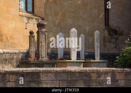 Pierres tombales à côté de la mosquée Fethija dans le centre de Bihac, canton d'una-Sana, Fédération de Bosnie-Herzégovine Banque D'Images