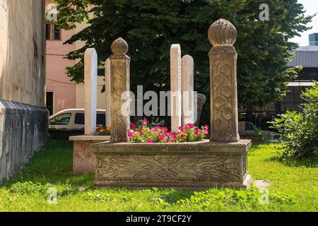 Pierres tombales à côté de la mosquée Fethija dans le centre de Bihac, canton d'una-Sana, Fédération de Bosnie-Herzégovine Banque D'Images