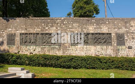 Le Monument à la libération à Bihac mémorial relief à 700 ans d'histoire de Bihac dans le centre de Bihac, canton d'una-Sana, Bosnie-Herzégovine Banque D'Images