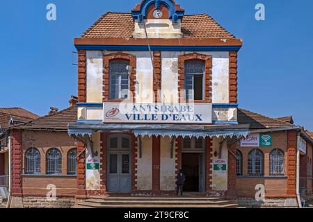 Ancien bureau de poste colonial français dans la ville Antsirabe, région de Vakinankaratra, hauts plateaux centraux, Madagascar, Afrique Banque D'Images