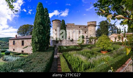 Italie, Toscane paysage vue aérienne drone. Château médiéval pittoresque et hôtel - Castello di Meleto in Chianti région. Banque D'Images