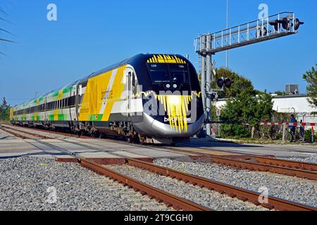 Un train Brightline en direction du sud est vu en passant le croisement de la 10th Street à Boca Raton en Floride. Le train est à destination de fort Lauderdale. Banque D'Images