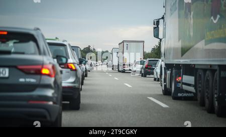 Autoroute A9 - Symbolbild für Stau, Wochenendverkehr, Urlaubsverkehr, Verkehrsstockung, Verkehrskollaps, Verkehrshindernis, Wochenendstau, Reiseverkehr am Wochenende, Wochenendreisewelle, A1 A2 A3 A4, A5, A6, A7, A8, Wochenendaufkommen im Verkehr, Ferienverkehr, Verkehrsaufkommen während der Ferienzeit, Verkehrsbelastung während der Urlaubszeit, Verkehrswelle in den Ferien, Unfallgasse, Rettungsgasse, Notfallgasse, Gassenbildung, Bildung einer Rettungsgasse, Notfallspur, Baustellen Autobahn, Straßenbaustelle, Verkehrsbauarbeiten, Bauarbeiten auf der Autobahn, Baustellenverkehr, Verkehrseinschrä Banque D'Images