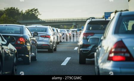 Autoroute A9 - Symbolbild für Stau, Wochenendverkehr, Urlaubsverkehr, Verkehrsstockung, Verkehrskollaps, Verkehrshindernis, Wochenendstau, Reiseverkehr am Wochenende, Wochenendreisewelle, A1 A2 A3 A4, A5, A6, A7, A8, Wochenendaufkommen im Verkehr, Ferienverkehr, Verkehrsaufkommen während der Ferienzeit, Verkehrsbelastung während der Urlaubszeit, Verkehrswelle in den Ferien, Unfallgasse, Rettungsgasse, Notfallgasse, Gassenbildung, Bildung einer Rettungsgasse, Notfallspur, Baustellen Autobahn, Straßenbaustelle, Verkehrsbauarbeiten, Bauarbeiten auf der Autobahn, Baustellenverkehr, Verkehrseinschrä Banque D'Images