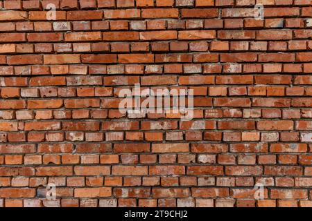 Bâtiment en briques rouges prévu pour la démolition, mur mal placé par le maçon, briques empilées de travers Banque D'Images